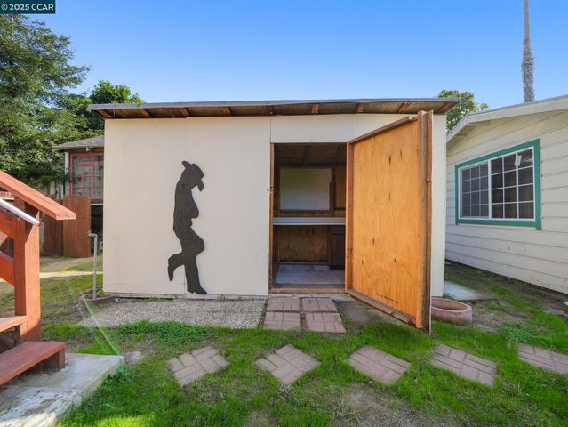 a view of a back yard of the house