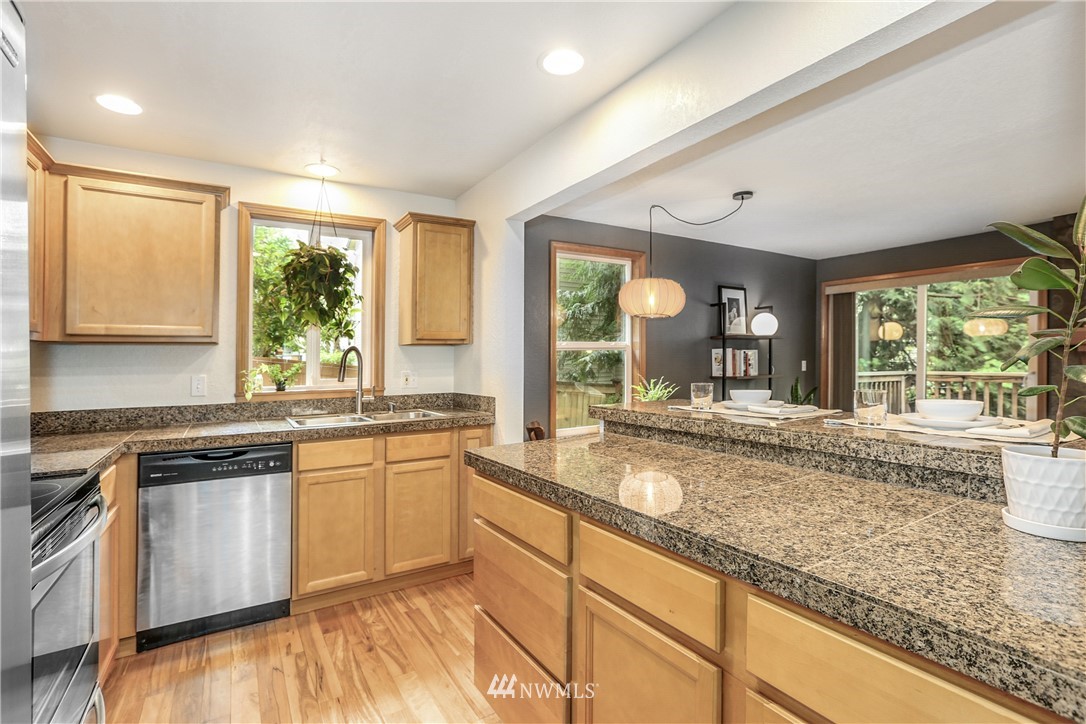 8705 238th Street Southwest, Unit J Edmonds, WA 98026 - Photo 5 of 14 Gallery Image 5