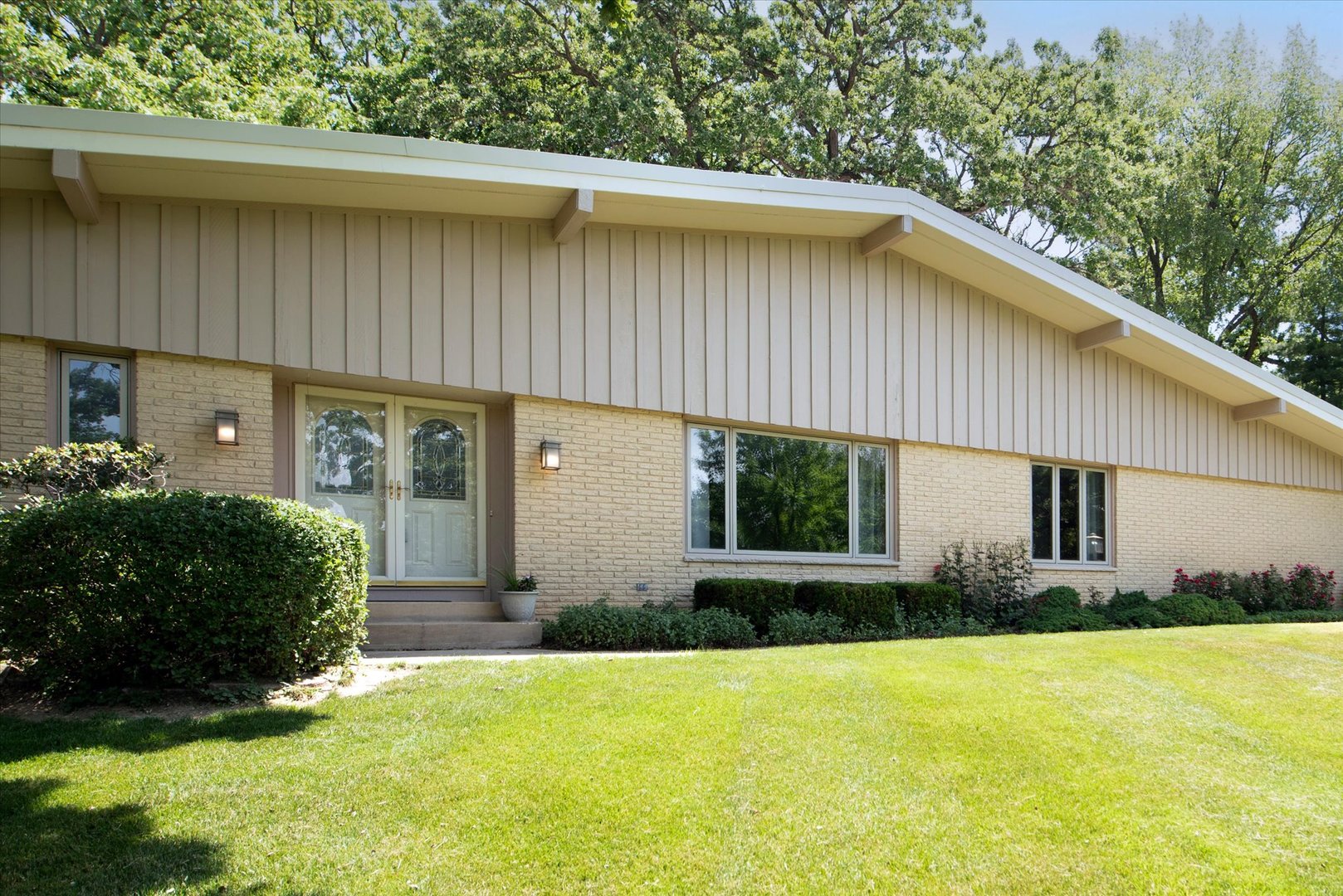 1196 Nottingham Lane Elgin, IL 60120 - Photo 5 of 45 a front view of a house with garden