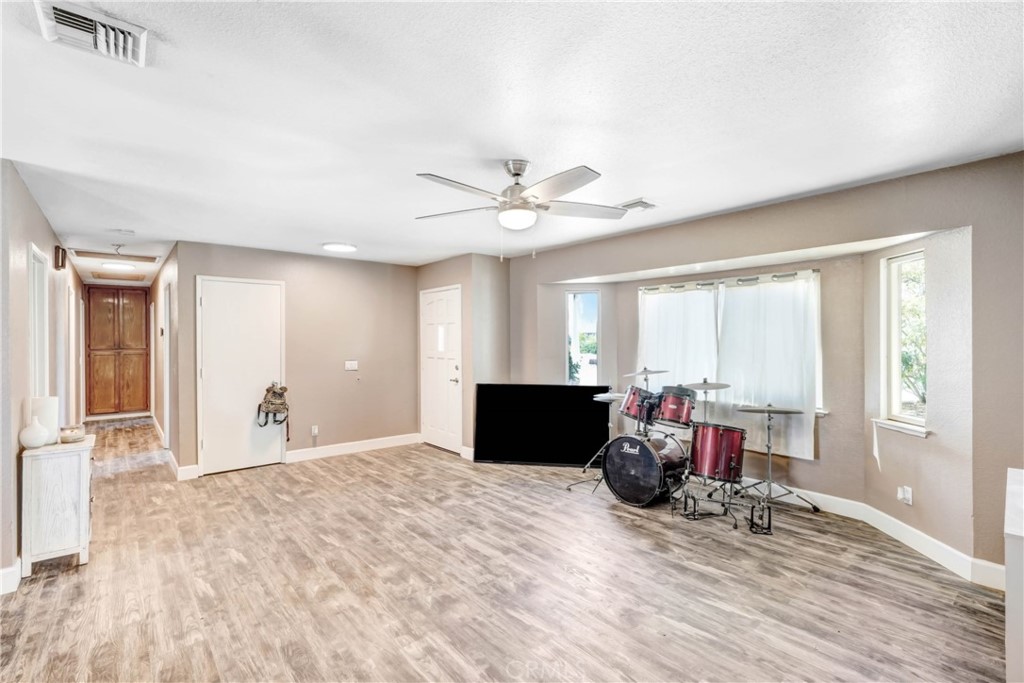 15395 Apache Road Apple Valley, CA 92307 - Photo 4 of 20 a living room with furniture