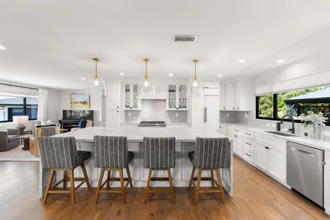 $3,600,000 | 8675 Glenwick Lane, La Jolla, CA 92037