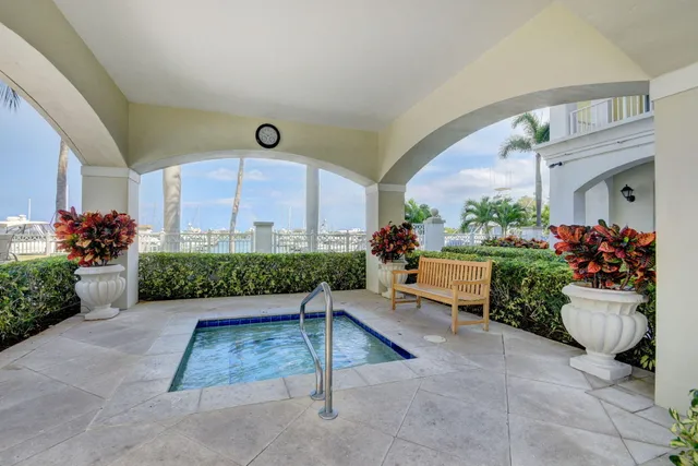 $389,900 | 804 East Windward Way, Unit 404, Lantana, FL 33462