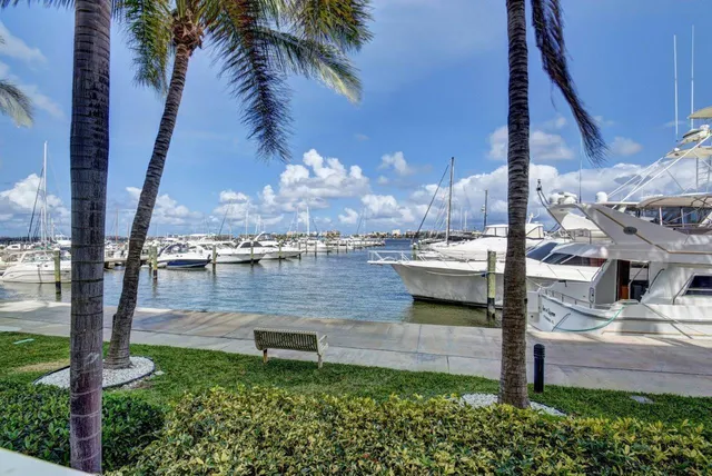 $389,900 | 804 East Windward Way, Unit 404, Lantana, FL 33462