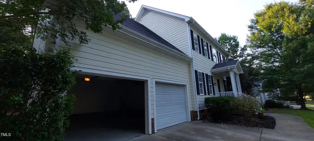 a view of a house with backyard and garden