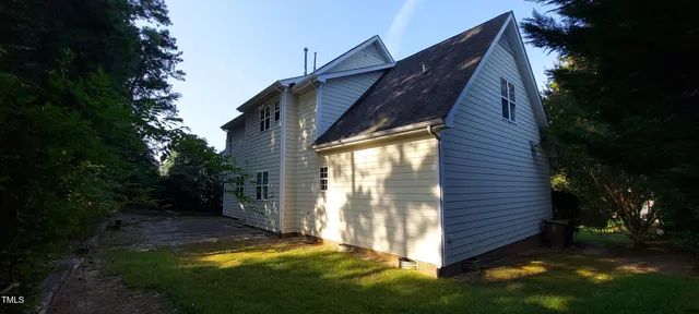 a view of backyard with garden