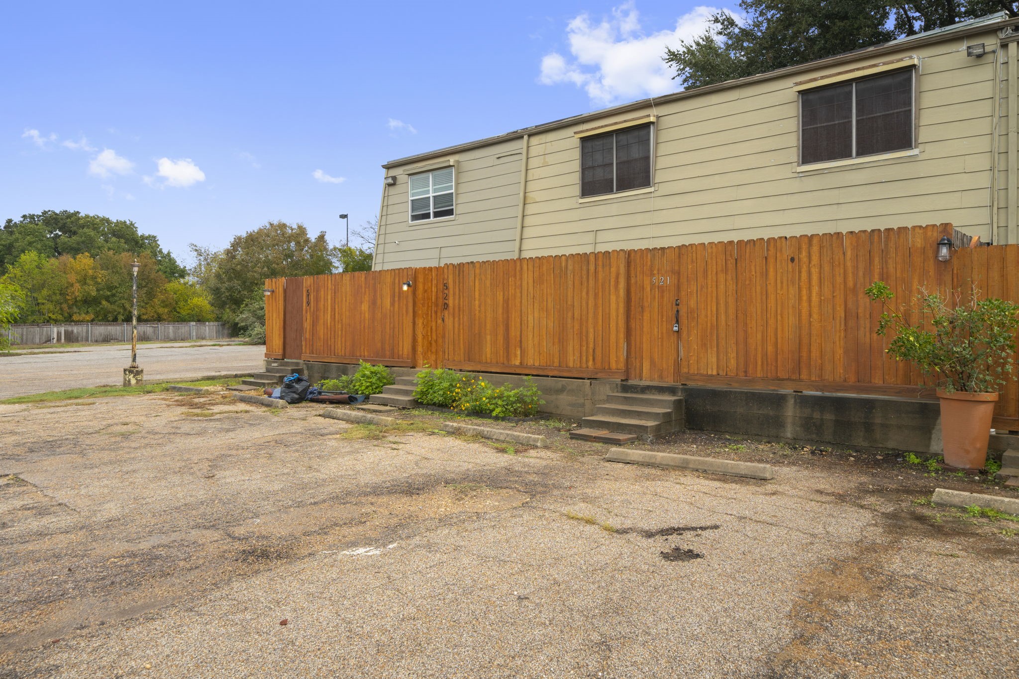 11550 Chimney Rock Road, Unit 521 Houston, TX 77035 - Photo 29 of 30 a backyard of a house