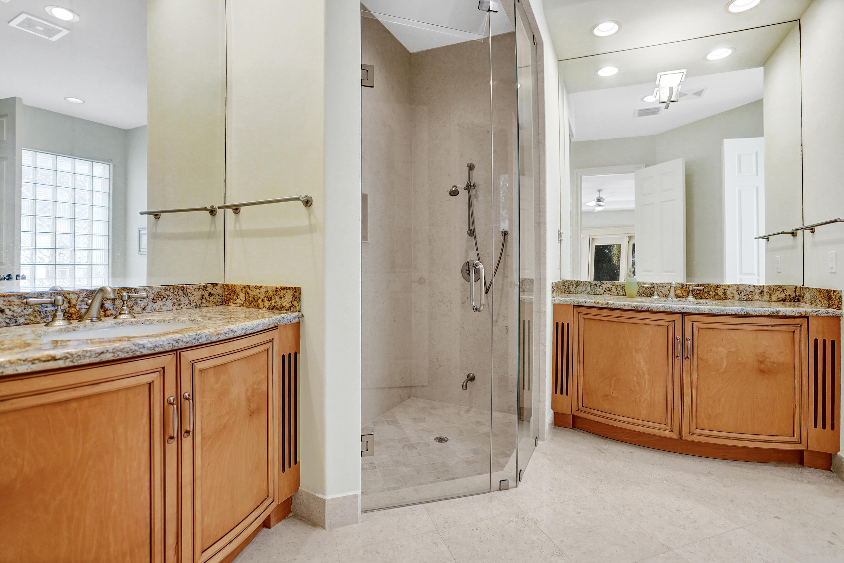 2330 Northeast 31st Court Lighthouse Point, FL 33064 - Photo 27 of 48 Bathroom