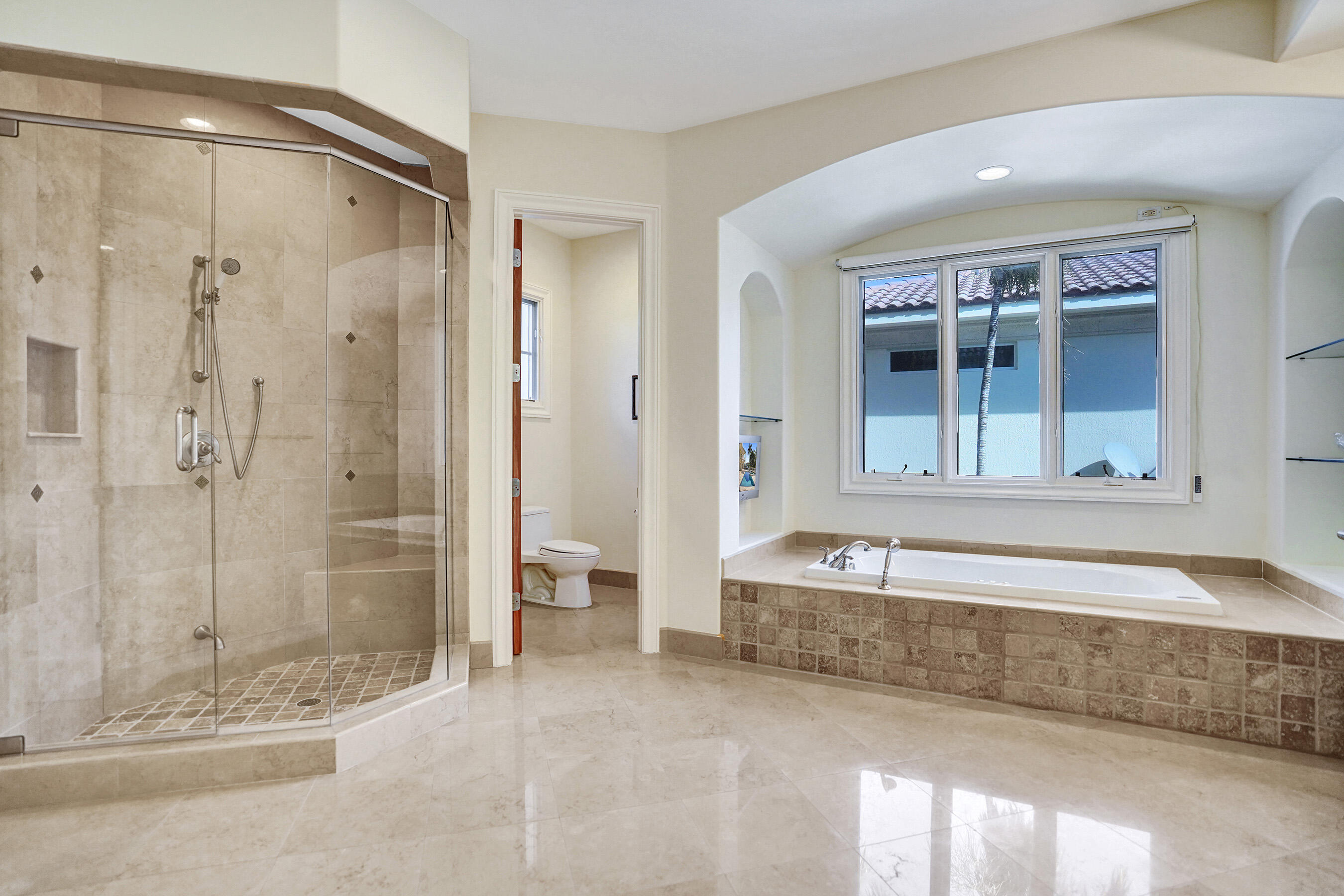 2330 Northeast 31st Court Lighthouse Point, FL 33064 - Photo 42 of 48 Bathroom