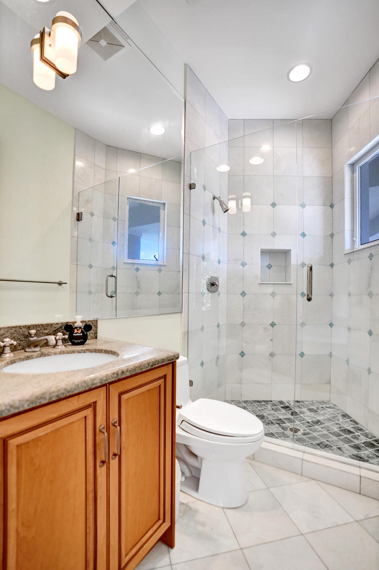 2330 Northeast 31st Court Lighthouse Point, FL 33064 - Photo 45 of 48 Bathroom