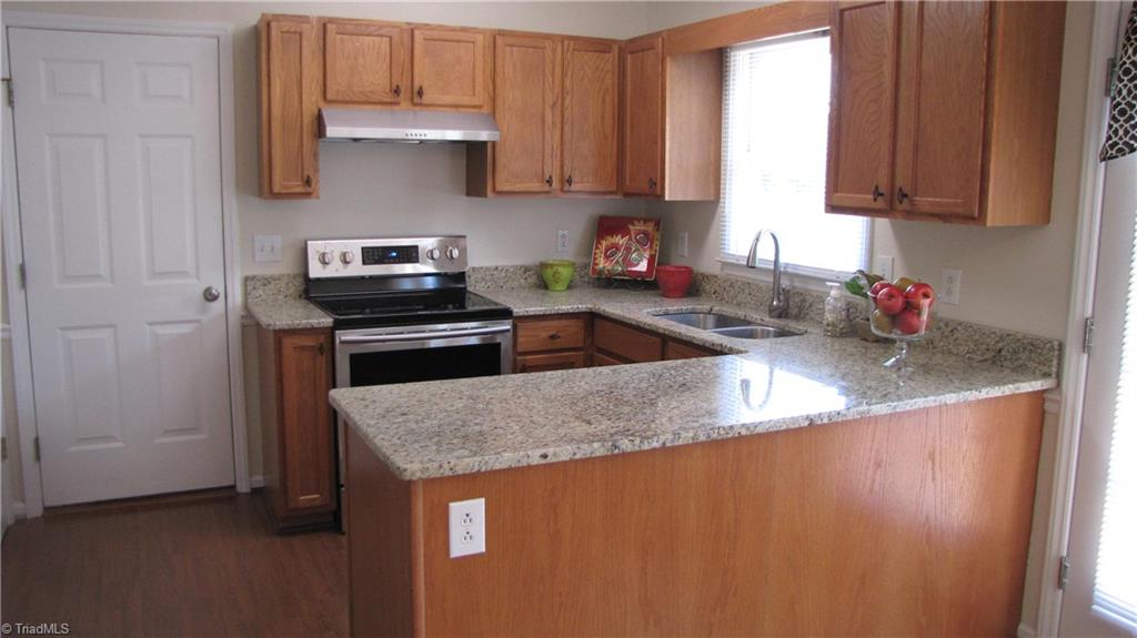 6315 Hampton Knoll Road Clemmons, NC 27012 - Photo 5 of 17 Kitchen with new granite counter tops