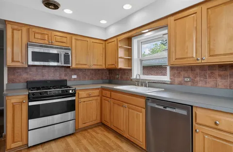 $469,000 | 924 Hillcrest Avenue, Elmhurst, IL 60126