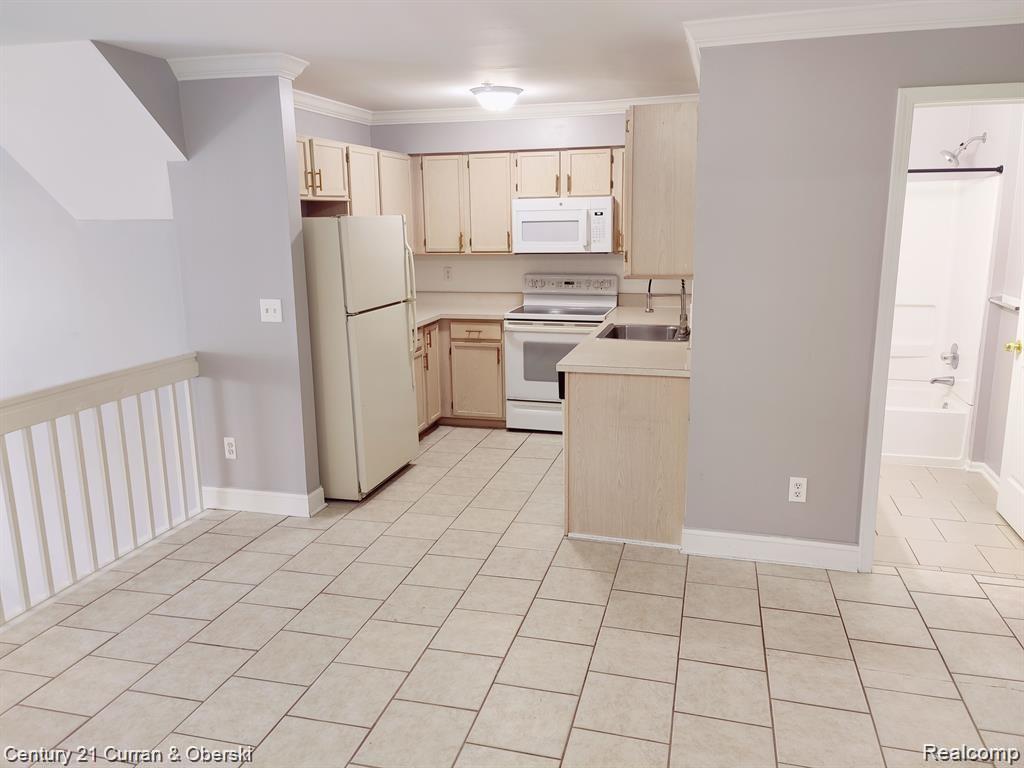 4336 Schaefer Road Dearborn, MI 48126 - Photo 4 of 11 6.jpeg