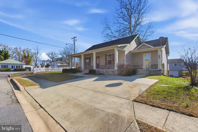 a view of outdoor space yard and front view of a house