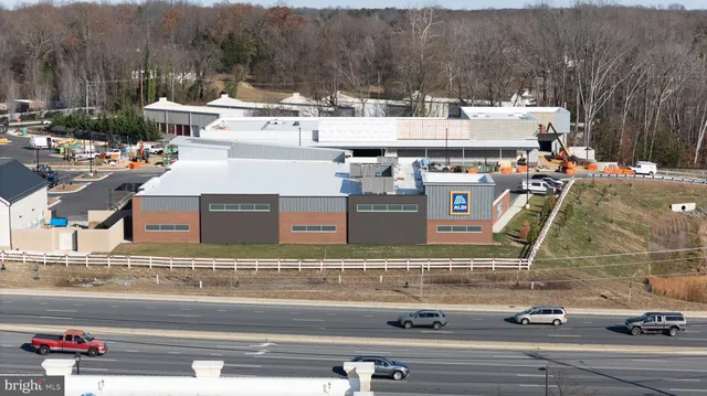 a city street filled with lots of traffic and cars
