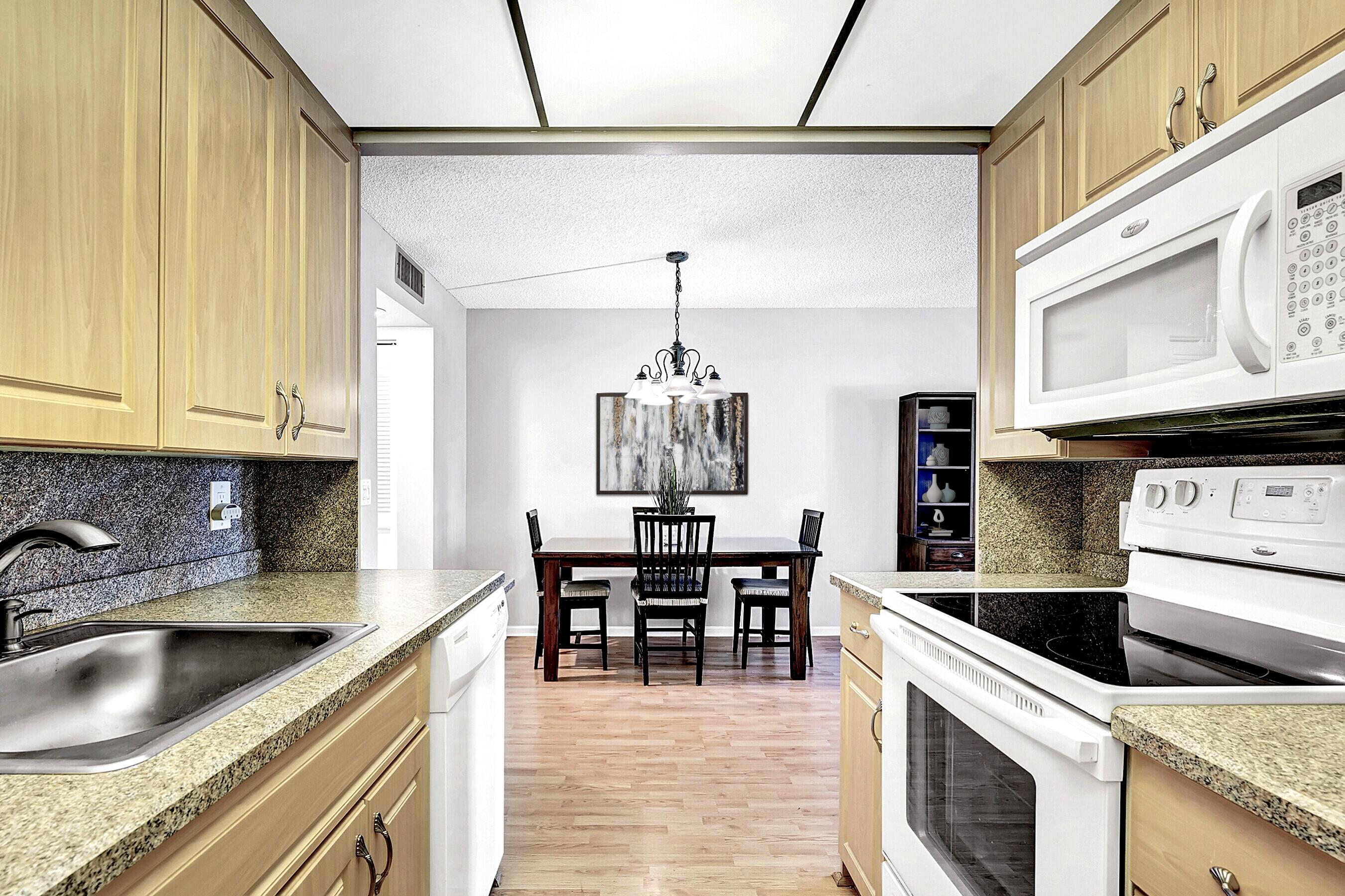 2046 Rexford Drive Boca Raton, FL 33434 - Photo 8 of 27 Kitchen & Dining Area
