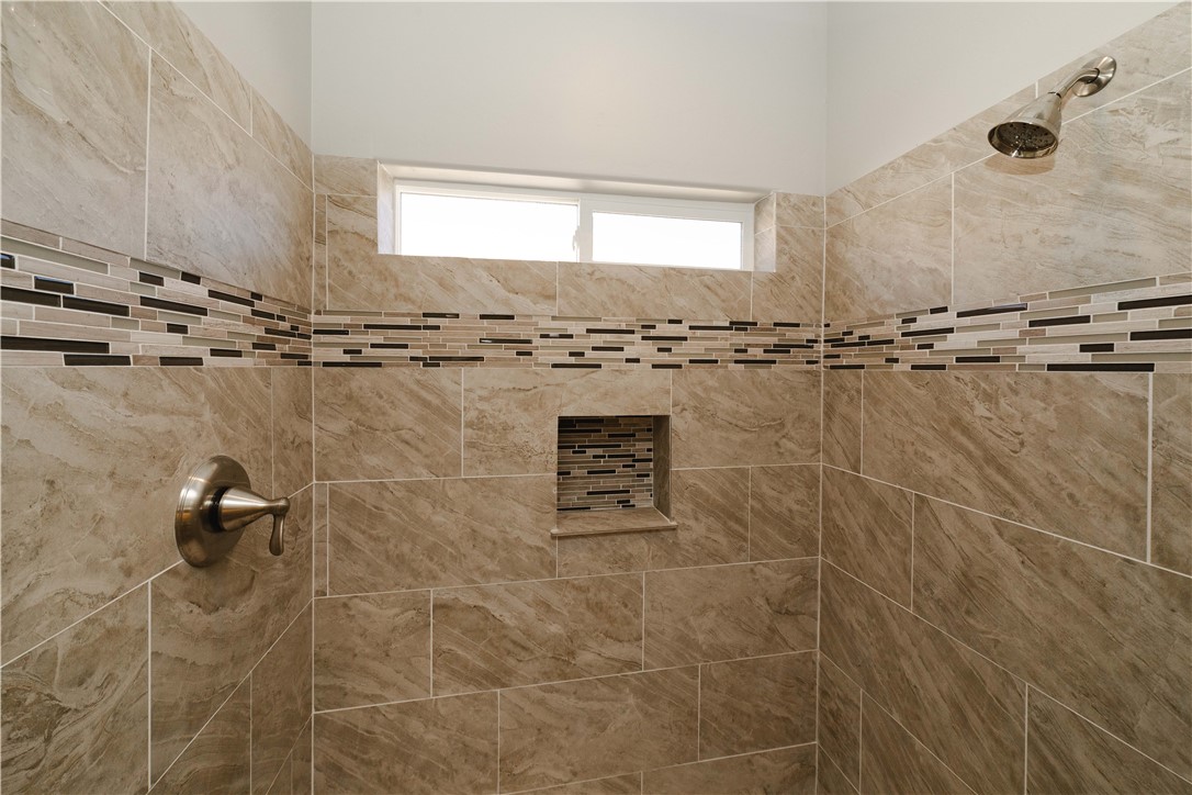 3640 North Kenneth Road Kingman, AZ 86409 - Photo 23 of 44 Bathroom featuring a tile shower