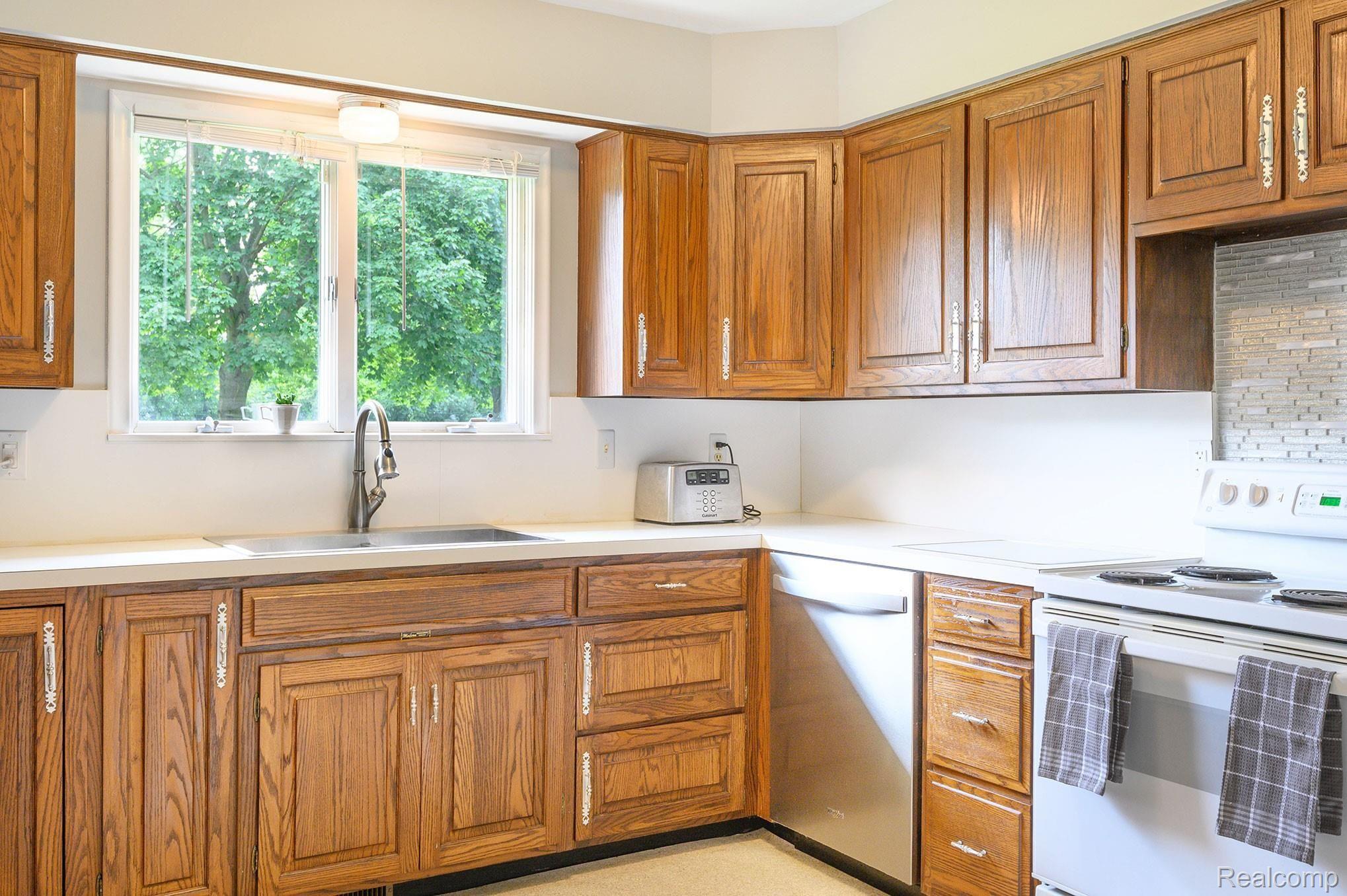 5440 Green Road Fenton, MI 48430 - Photo 15 of 44 Kitchen 2.jpg