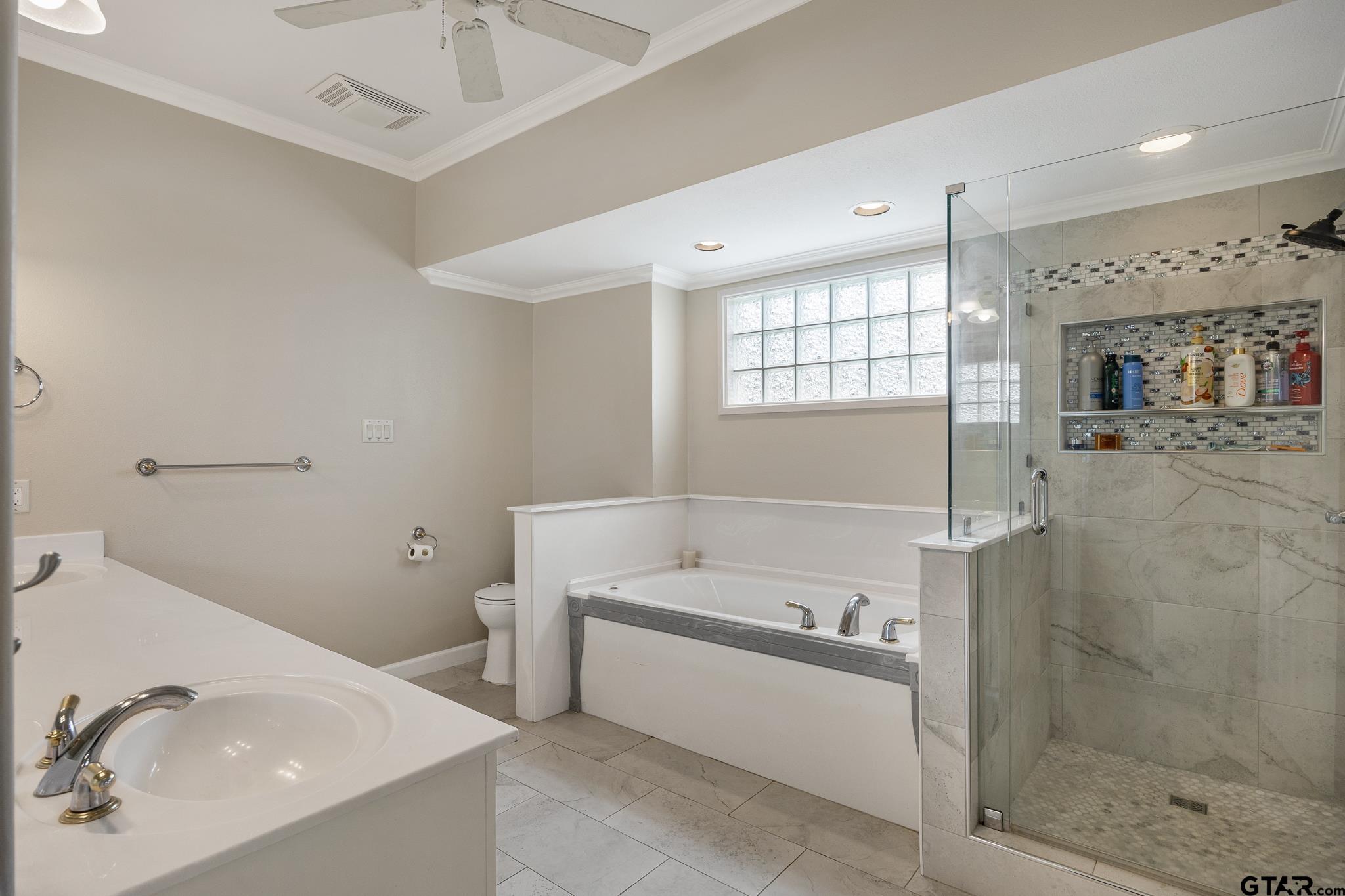 344 Antler Road Longview, TX 75605 - Photo 17 of 45 a bathroom with a bathtub and a sink