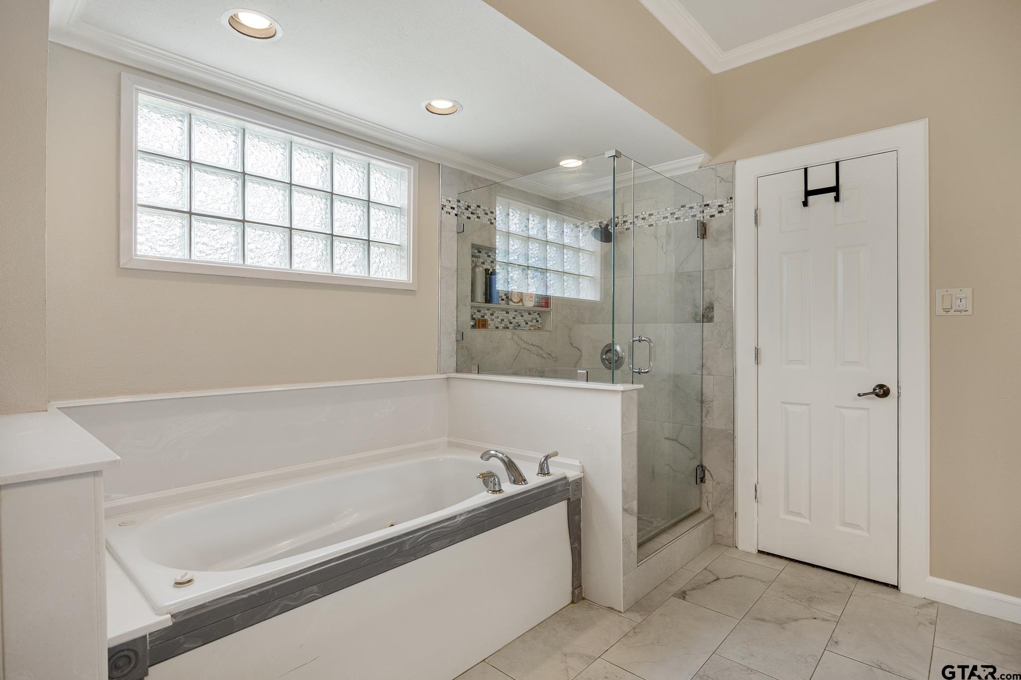 344 Antler Road Longview, TX 75605 - Photo 19 of 45 a bath room with a bath tub and a shower