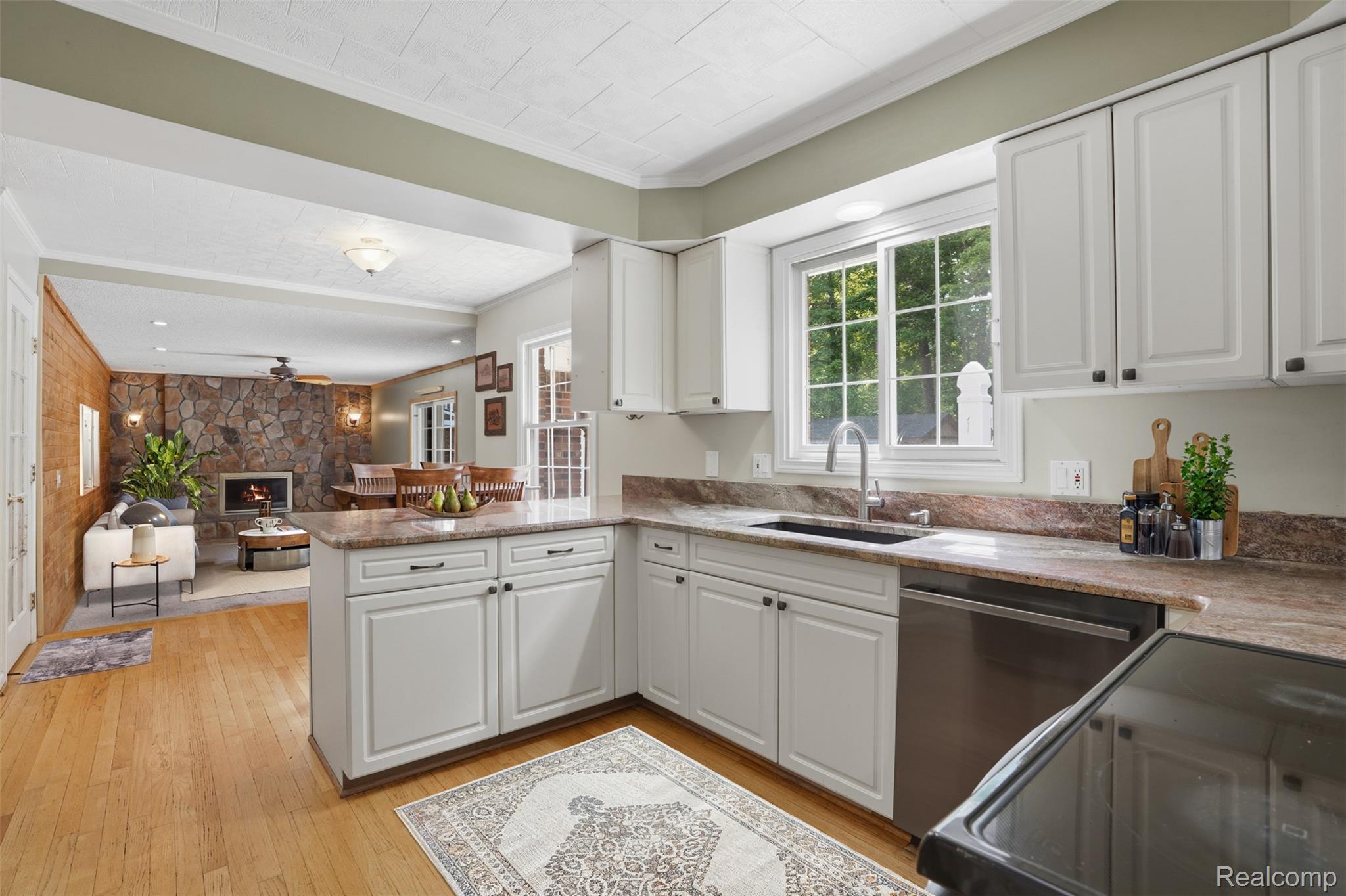 18461 Gill Road Livonia, MI 48152 - Photo 9 of 39 11.jpeg