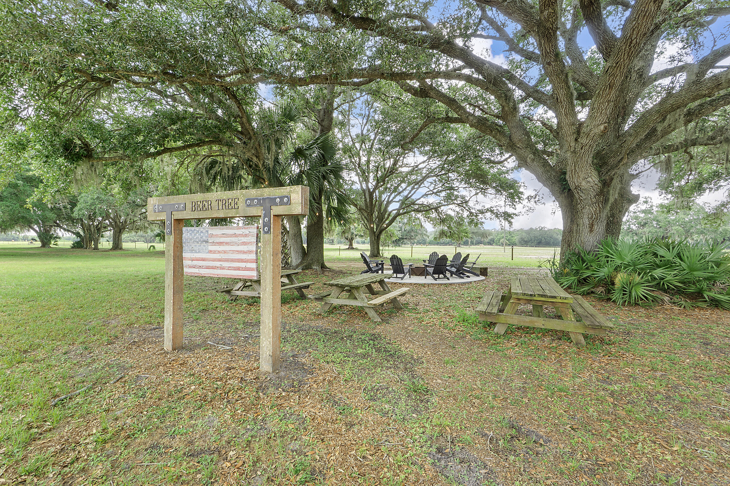 32801 Highway 441, Unit 64 Okeechobee, FL 34972 - Photo 132 of 138 a backyard of a house with table and chairs
