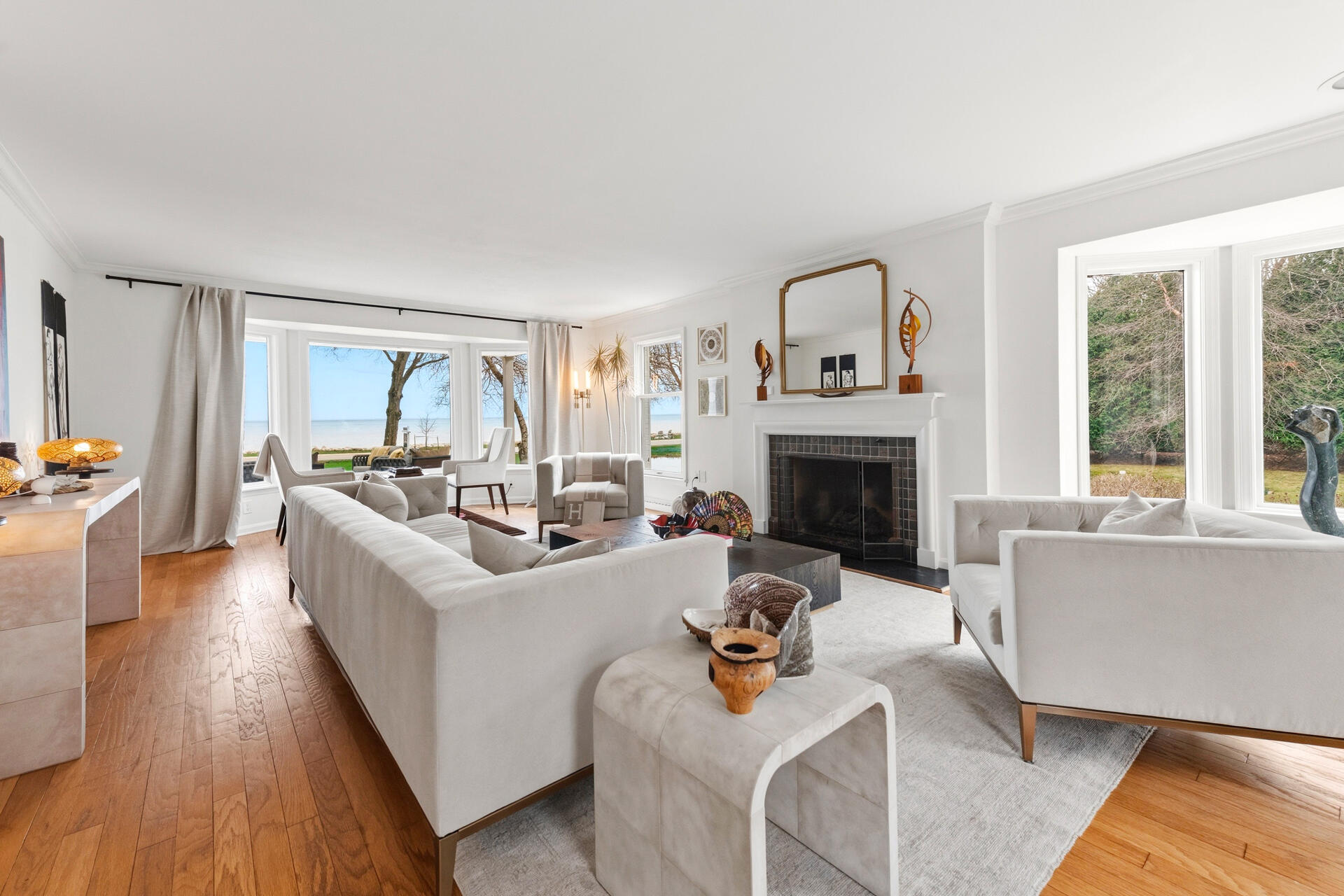 8035 North Beach Drive Fox Point, WI 53217 - Photo 4 of 69 Living Room