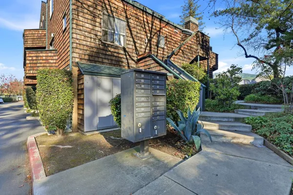 a view of a entrance gate of the house