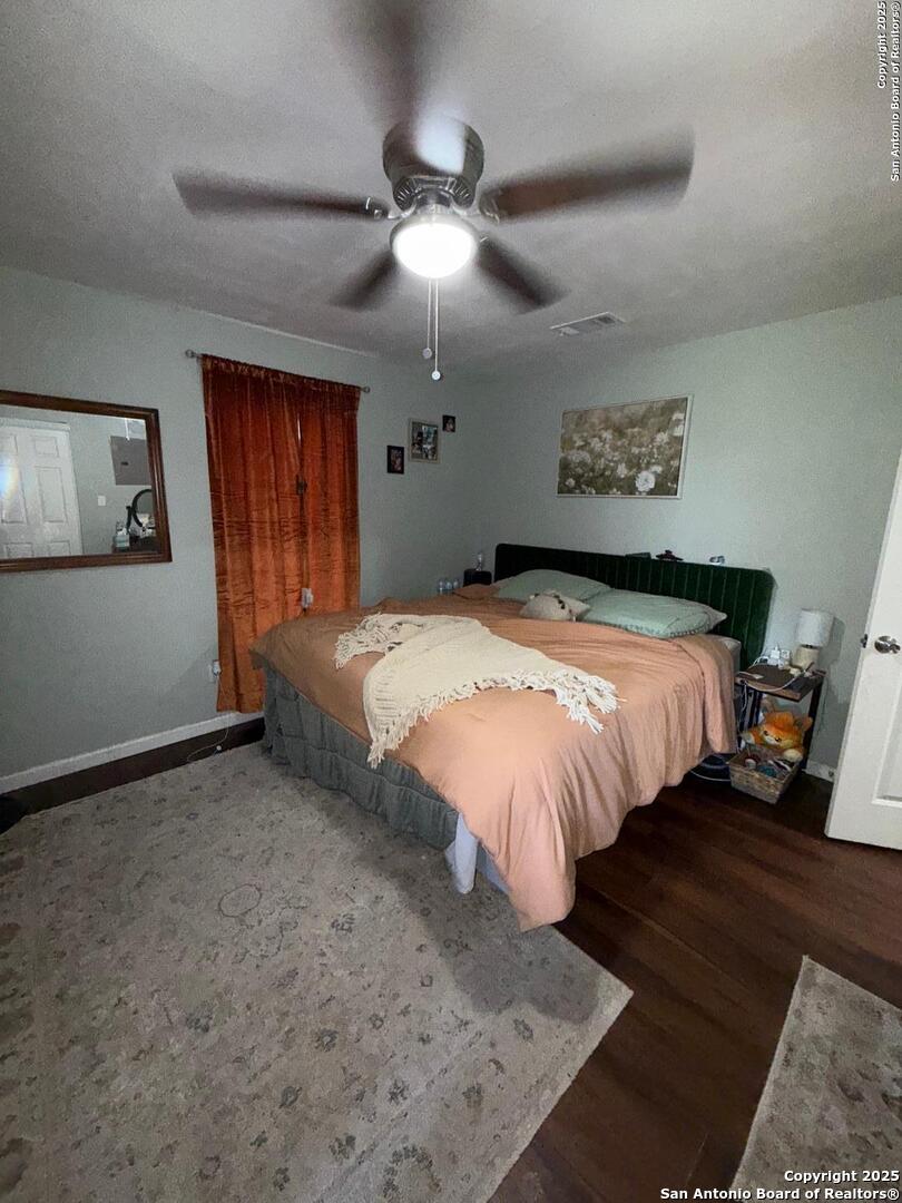 433 West Adams Street Pleasanton, TX 78064 - Photo 8 of 13 a bedroom with bed and window