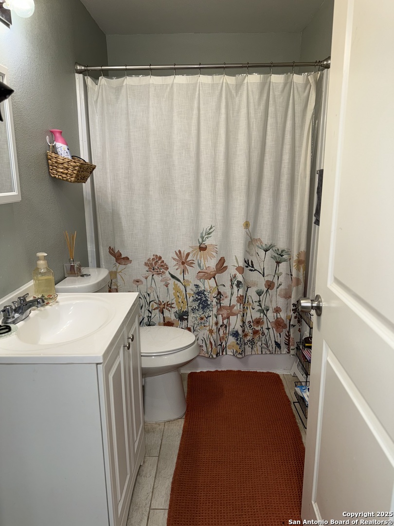433 West Adams Street Pleasanton, TX 78064 - Photo 9 of 13 a bathroom with a sink and a mirror