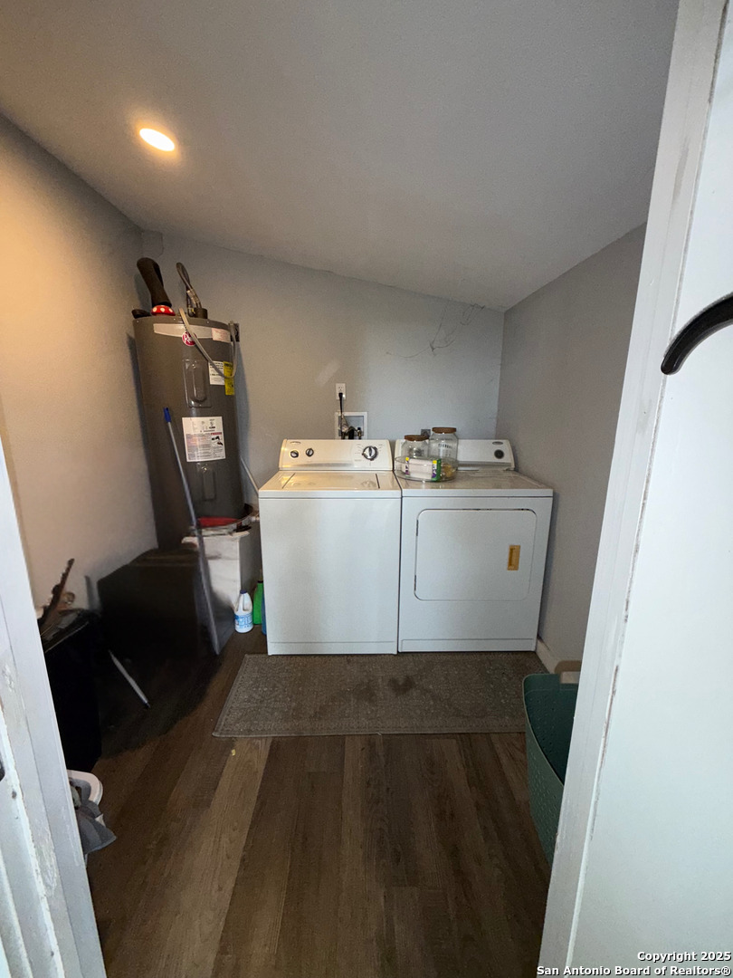 433 West Adams Street Pleasanton, TX 78064 - Photo 10 of 13 a utility room with dryer and washer