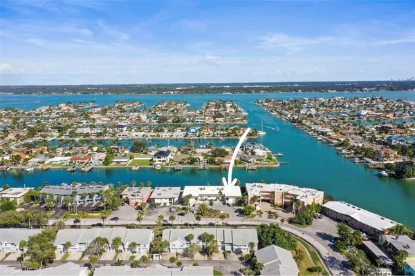 $2,000 | 11655 3rd Street East, Unit 19, Treasure Island, FL 33706