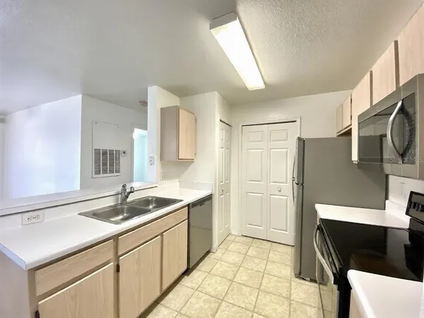 $1,650 | 5459 Vineland Road, Unit 4201, Orlando, FL 32811