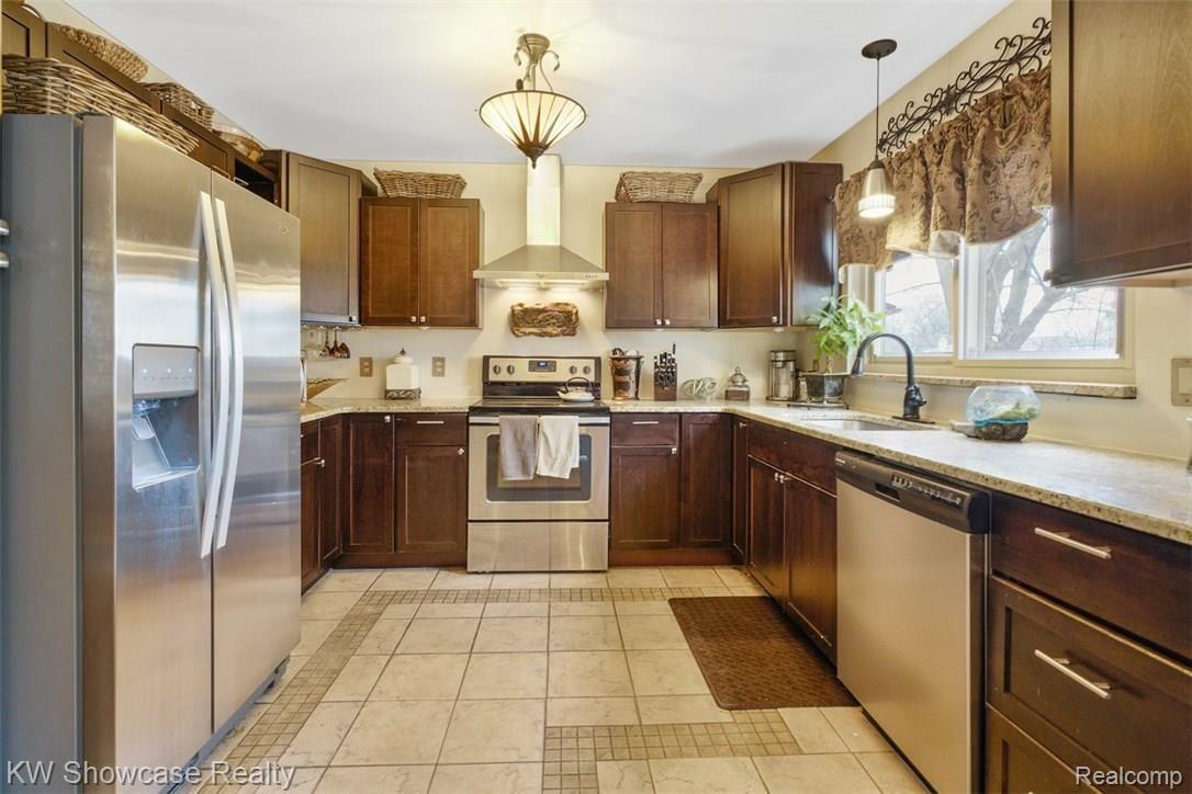 241 Meadowlake Road Canton, MI 48188 - Photo 9 of 21 dsc09733-dsc09737 (1).jpg