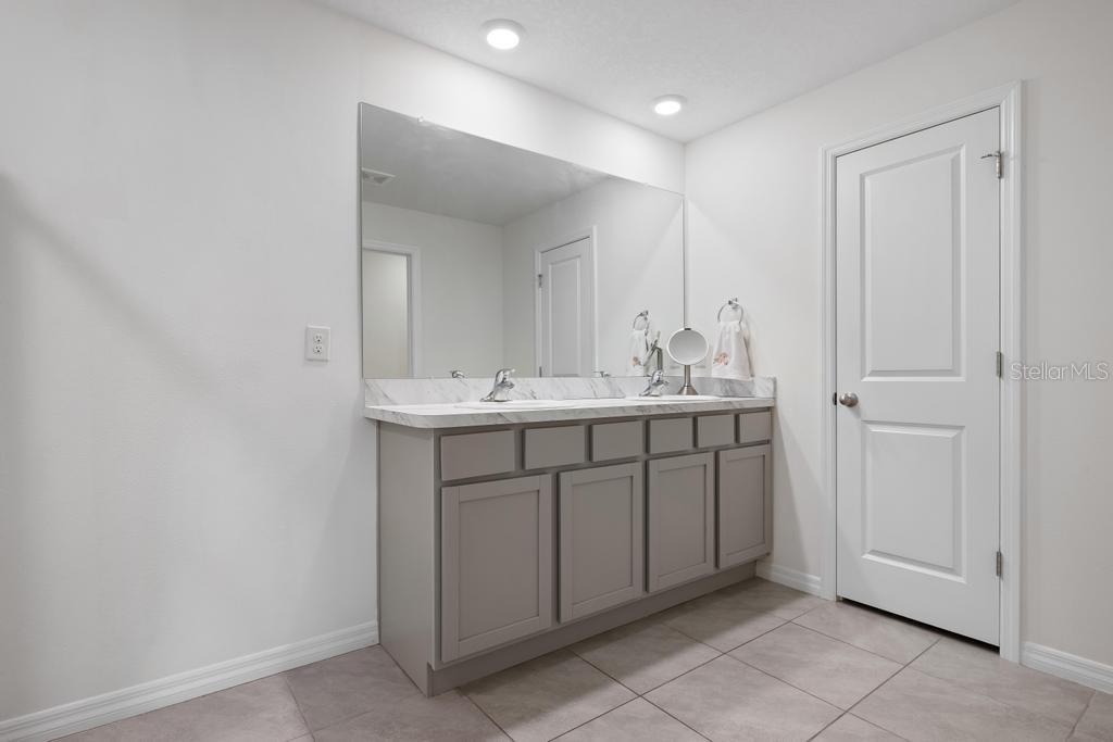 2986 Great Abaco Way Bradenton, FL 34208 - Photo 22 of 27 a bathroom with a sink and a mirror