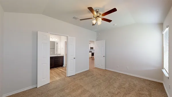 a view of a livingroom with a ceiling fan