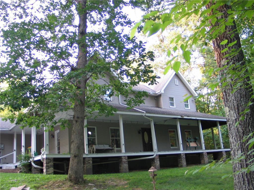 a view of house with front yard