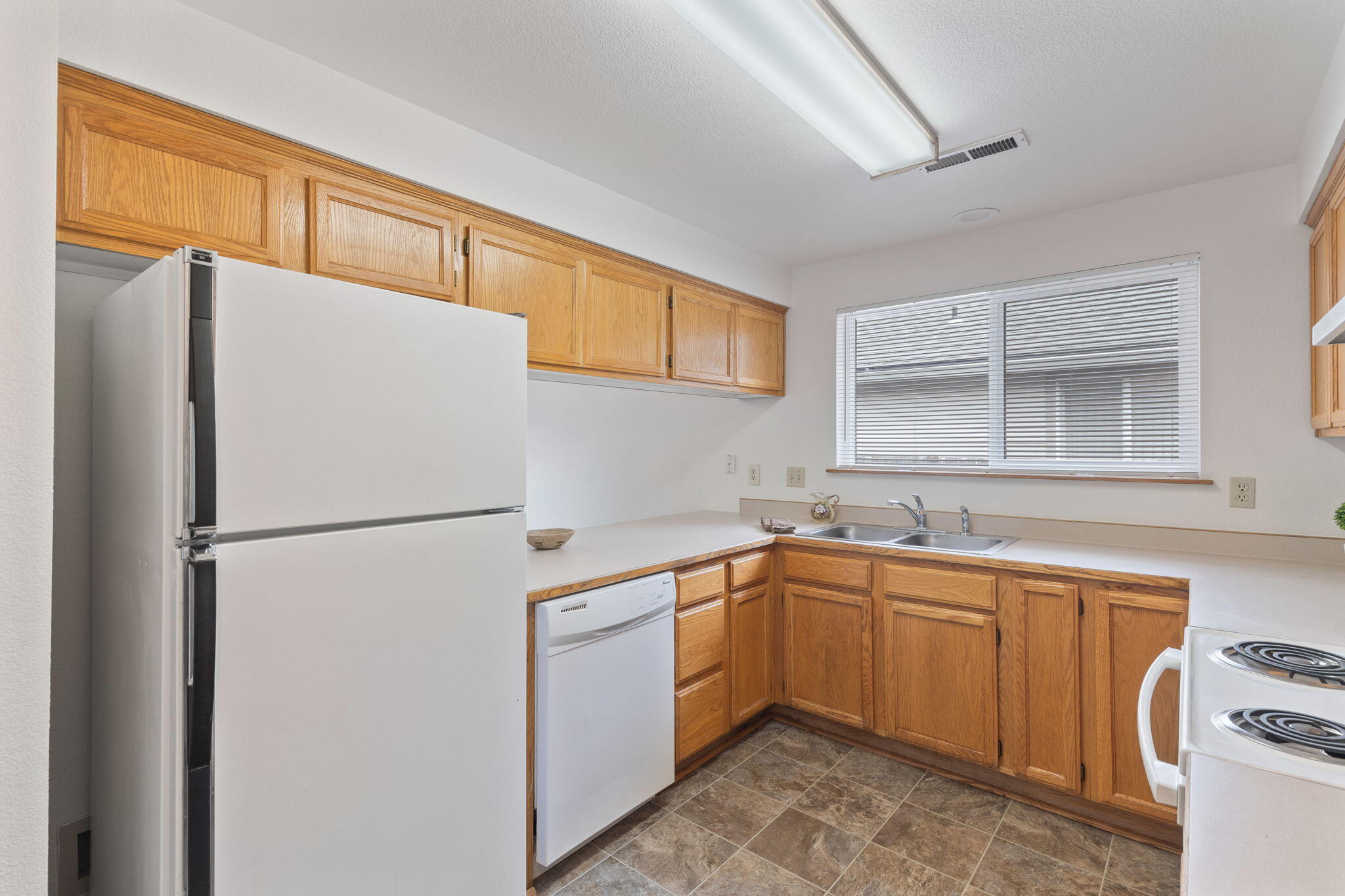 618 Southwest Larch Road Grants Pass, OR 97526 - Photo 5 of 20 all appliances stay