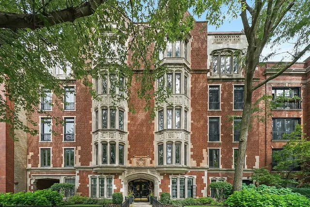 $1,100,000 | 500 West Barry Avenue, Unit 2E, Chicago, IL 60657
