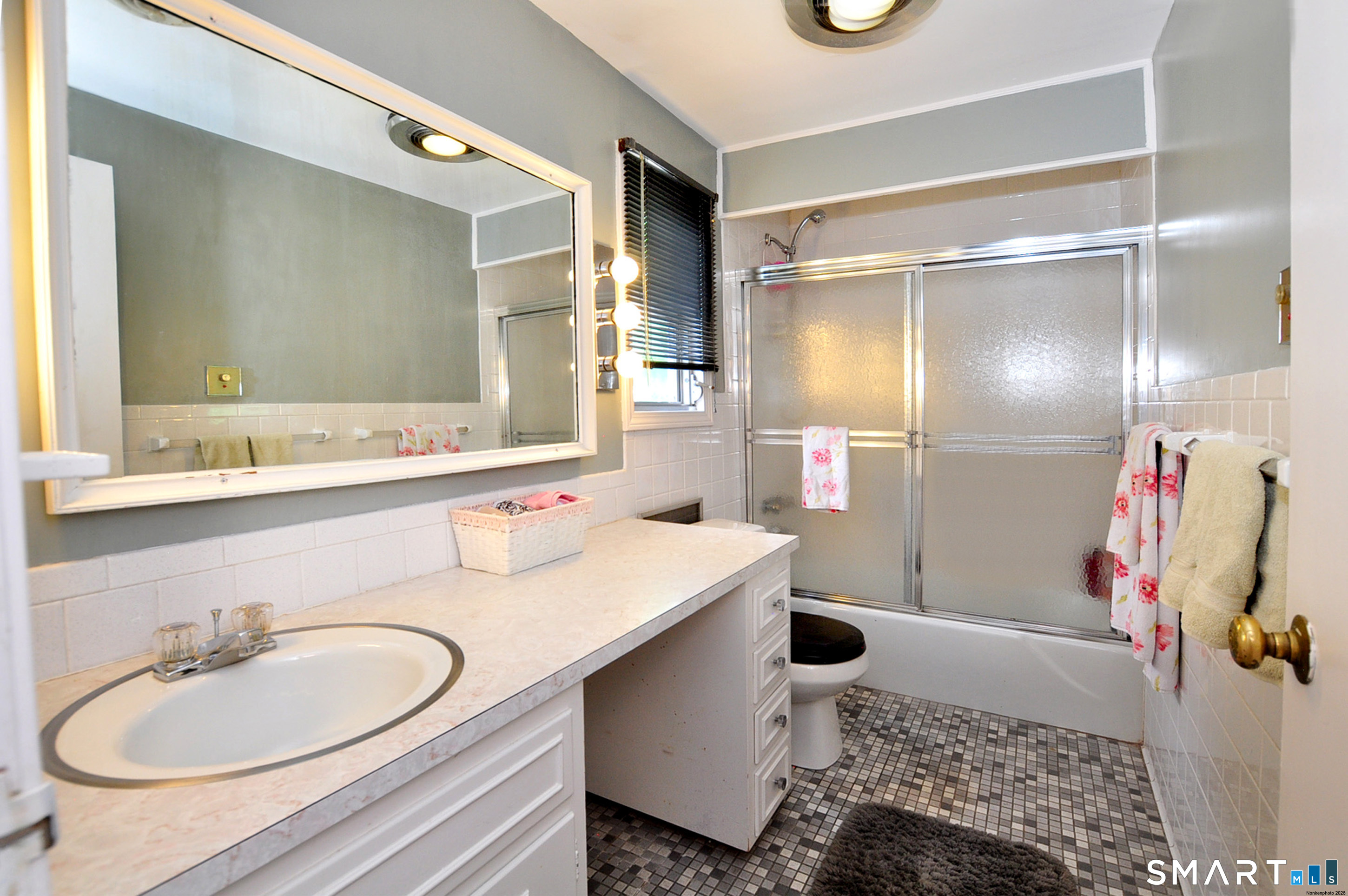 16 Miamis Road West Hartford, CT 06117 - Photo 28 of 39 Full main upstairs bathroom