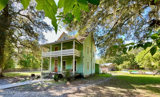 a view of a yard with palm trees