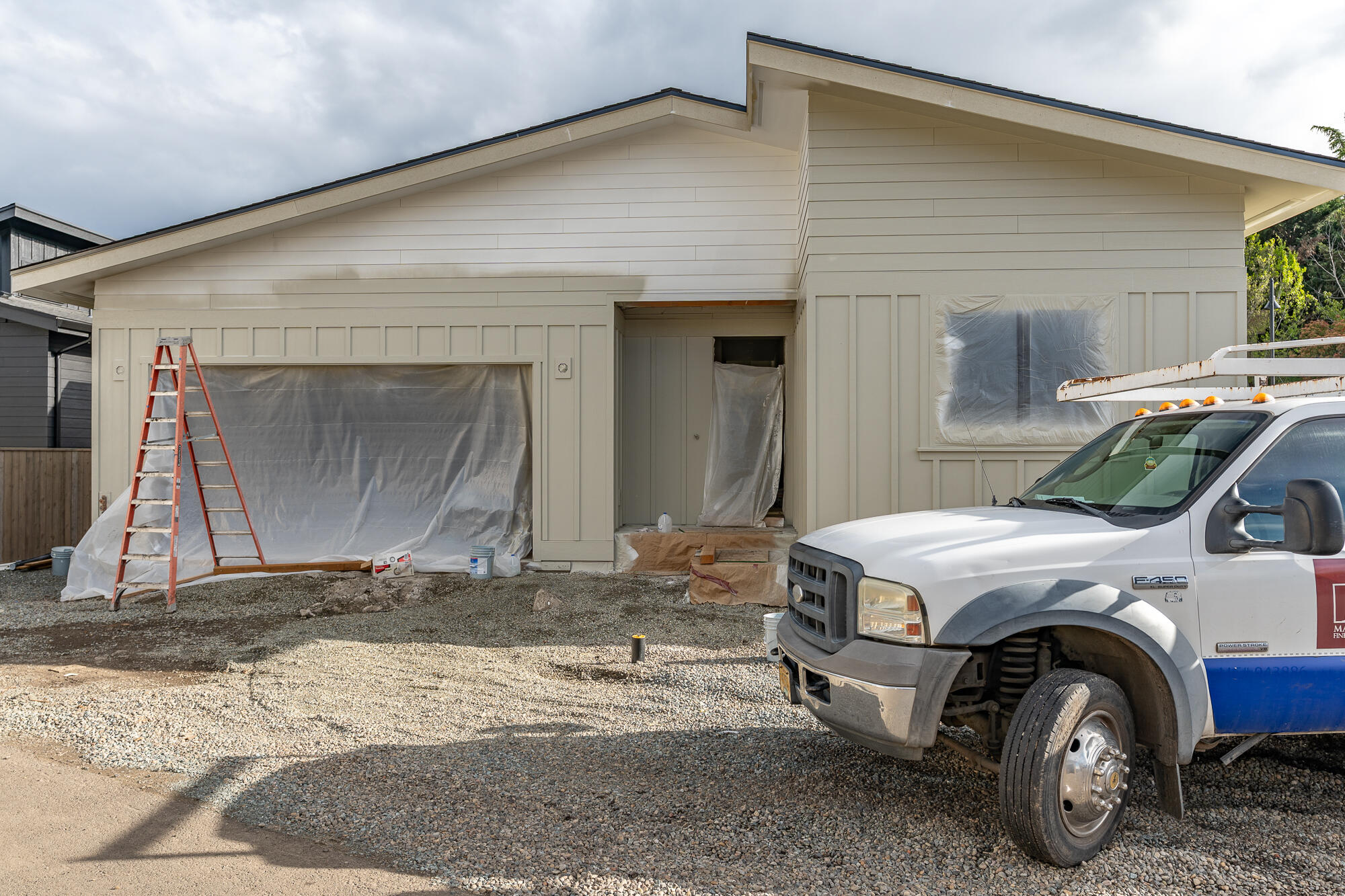 381 Clinton Street Ashland, OR 97520 - Photo 5 of 36 a front view of a house with parking space