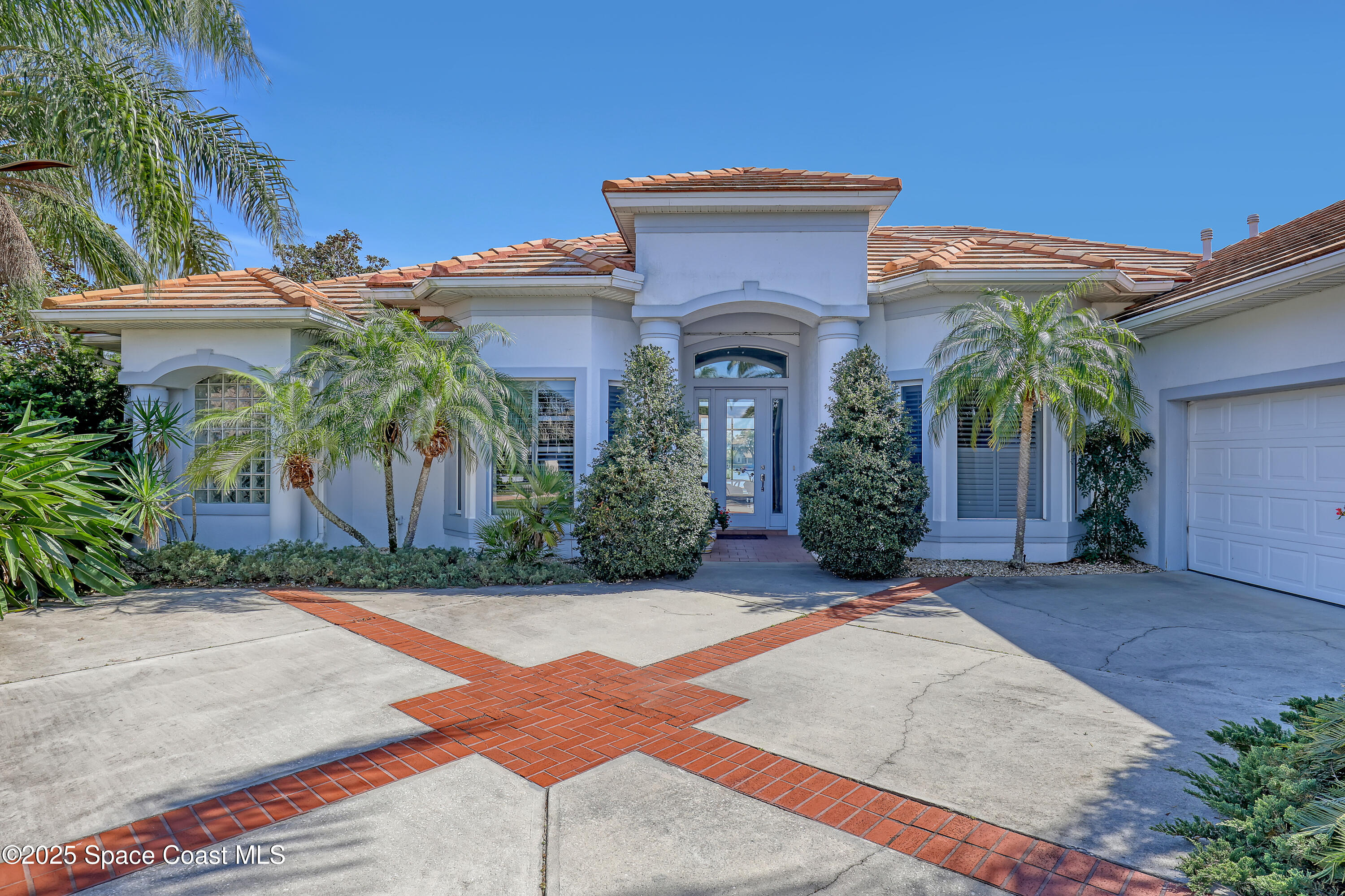 813 Hogan Way Melbourne, FL 32940 - Photo 4 of 50 a front view of a house with garden