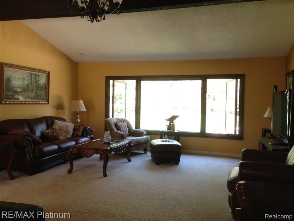 11363 Toma Road Pinckney, MI 48169 - Photo 5 of 21 Living Room