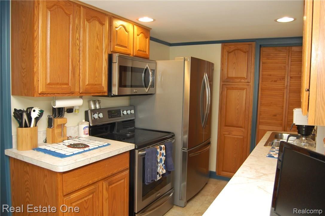 732 Goddard Road Wyandotte, MI 48192 - Photo 7 of 35 DSC_0006 (1).JPG