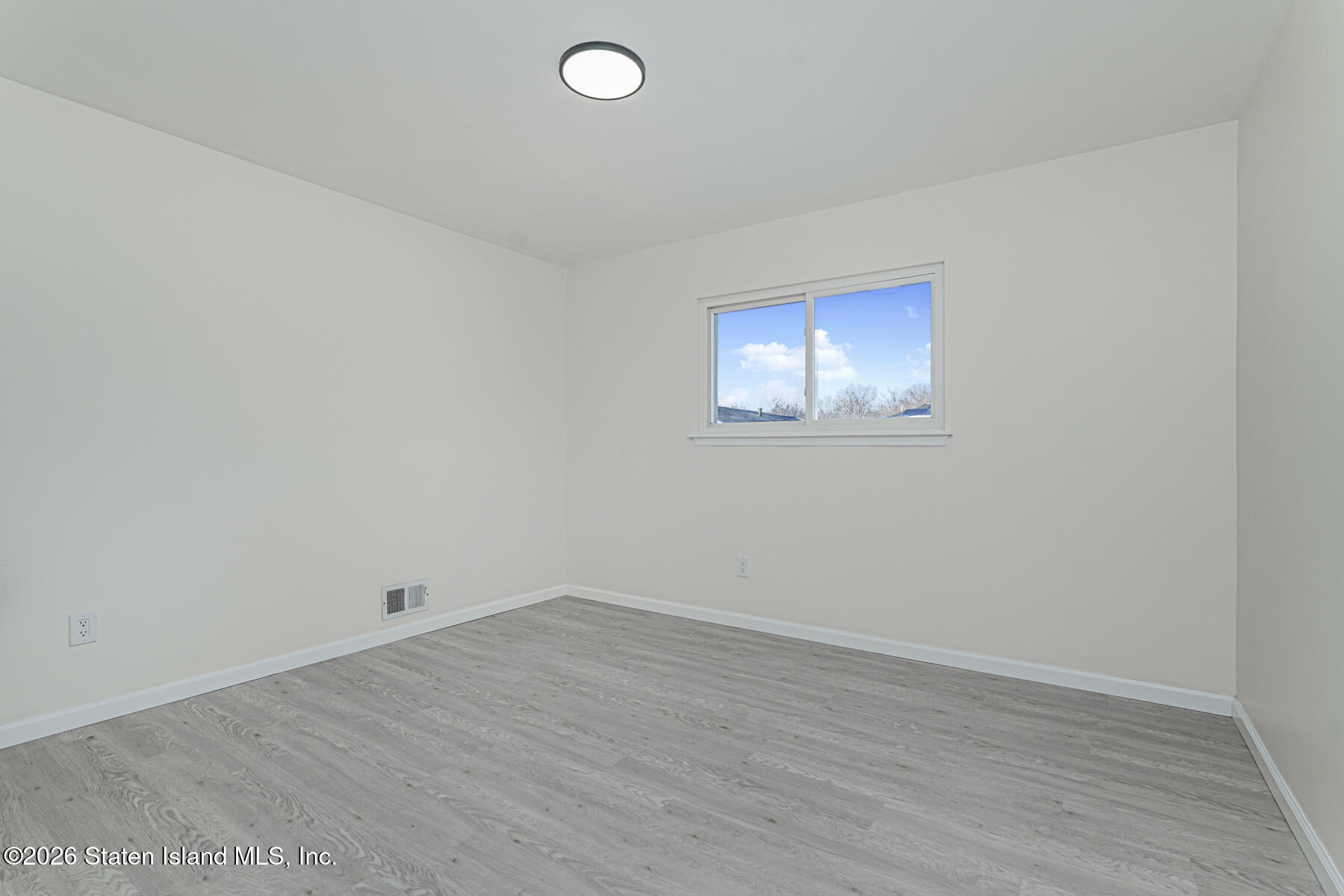 39 Commerce Street Staten Island, NY 10314 - Photo 27 of 49 an empty room with a workbench