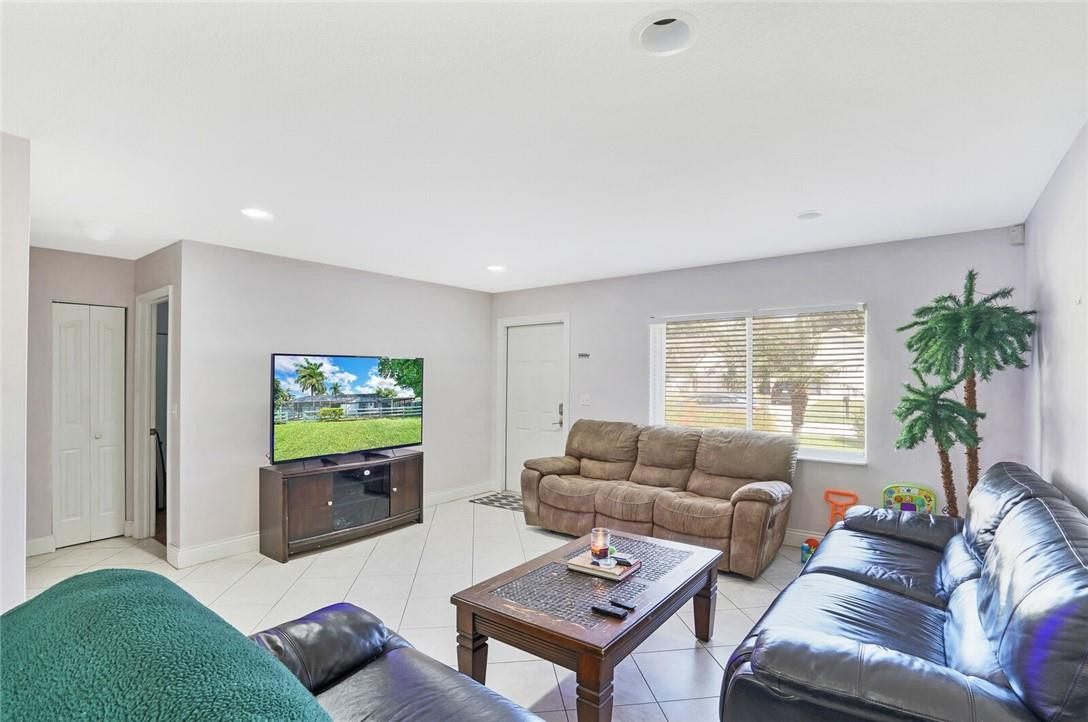9884 Liberty Court Boca Raton, FL 33434 - Photo 4 of 32 Photo 4