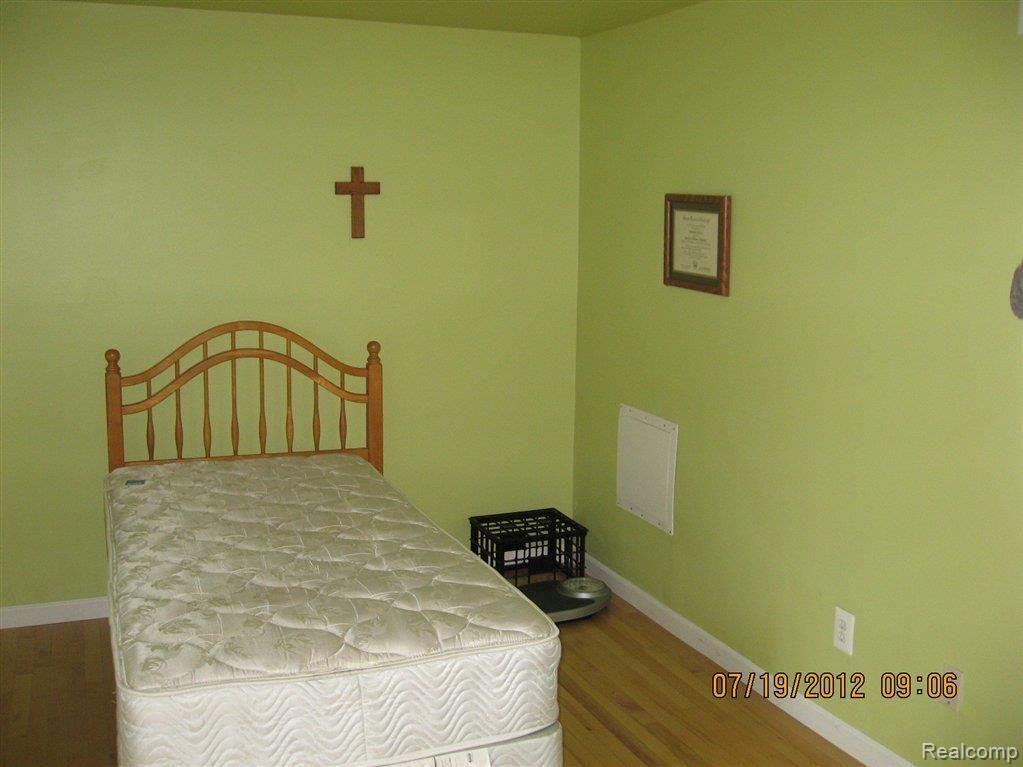 2483 Old Kent Road North, Unit 115 Warren, MI 48091 - Photo 8 of 13 Bedrm 2.JPG