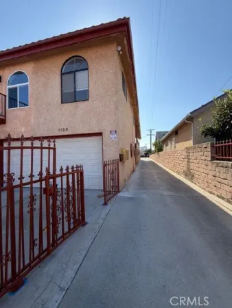 a view of a house with backyard