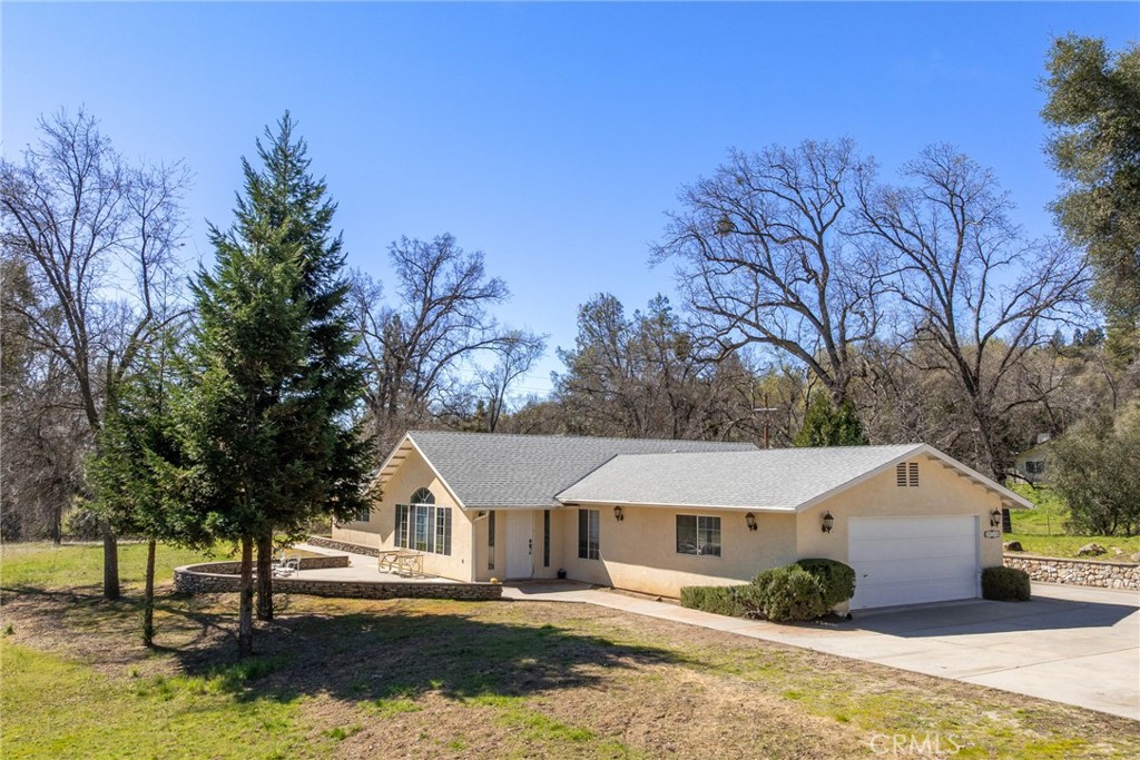 50174 Bissett Station Road Oakhurst, CA 93644 - Photo 2 of 75 a front view of a house with a yard