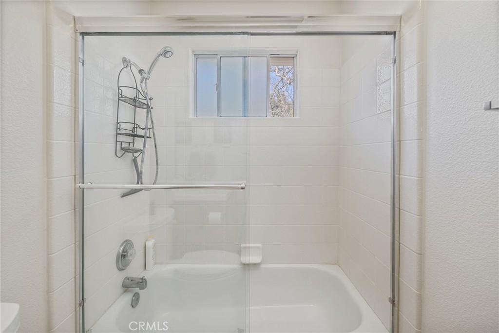 50174 Bissett Station Road Oakhurst, CA 93644 - Photo 33 of 75 a bathroom with a bathtub